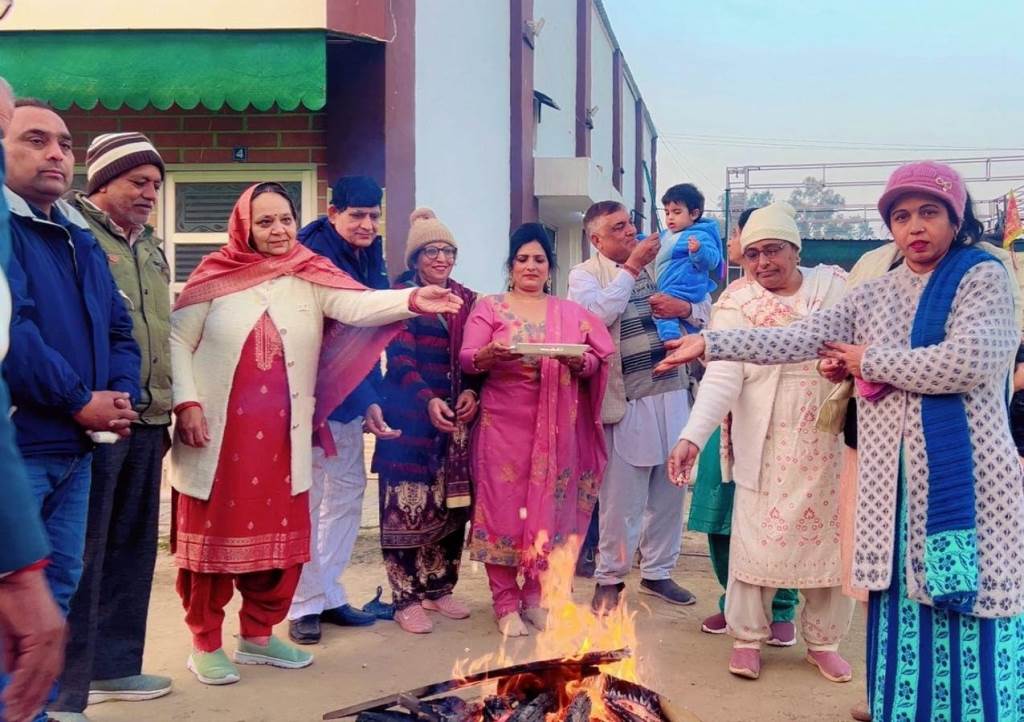 भारत विकास परिषद विवेकानंद शाखा बरवाला के सदस्यों ने विशाल योग आश्रम में हर्षौल्लास से मनाया लोहड़ी पर्व